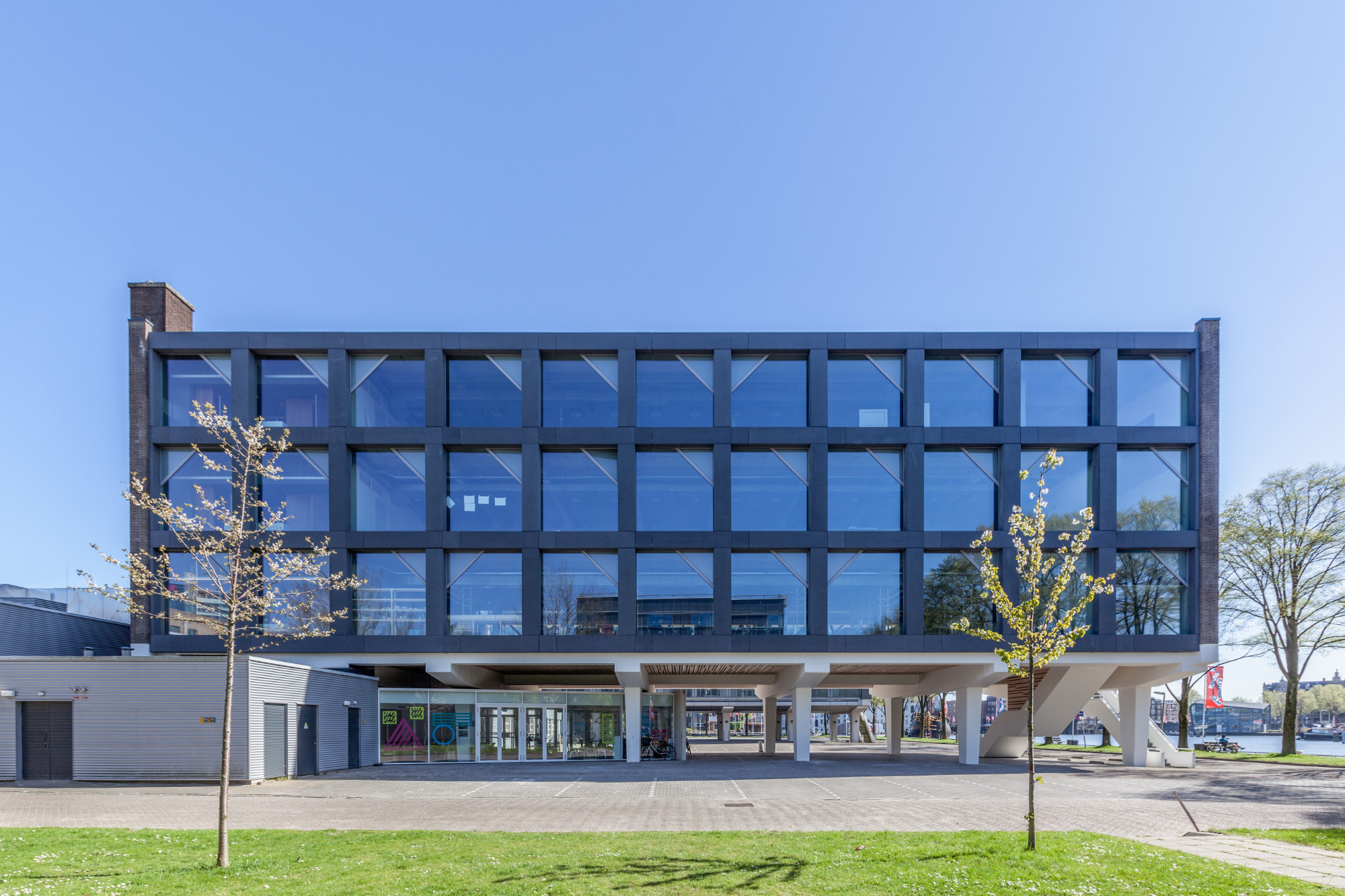 Nordfassade mit quadratischen Verglasungen und „Eselsohren“