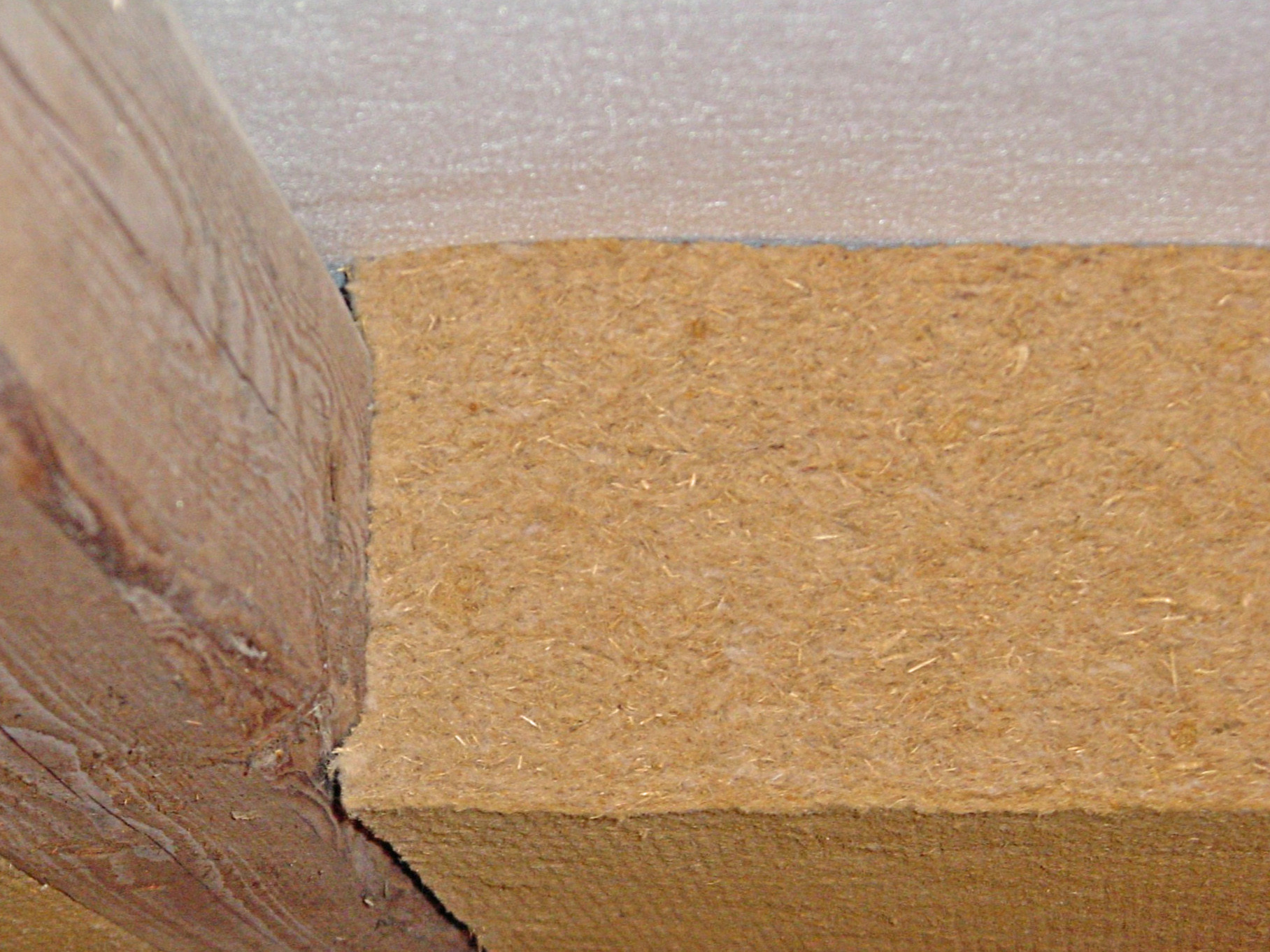 Die Holzfaserdämmplatte ist im Format 1.220 x 580 cm und Stärken zwischen 3 und 20 cm erhältlich