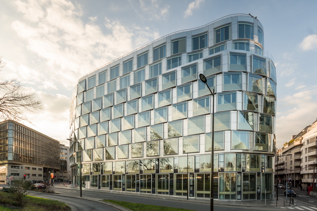 Im Rahmen der Sanierung erhielt das 1993 errichtet Bürogebäude "Quai Quest" eine neue Fassade mit hinterlüfteten Vorsatz-Elementen