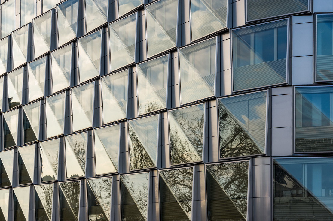 Die Vorsatzschale setzt sich aus thermisch diagonal gebogenem Verbundsicherheitsglas und eloxiertem Aluminiumkassetten zusammen