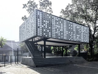 Im indonesischen Bandung hat das Architekturbüro SHAU eine kleine Stadtteilbibliothek realisiert