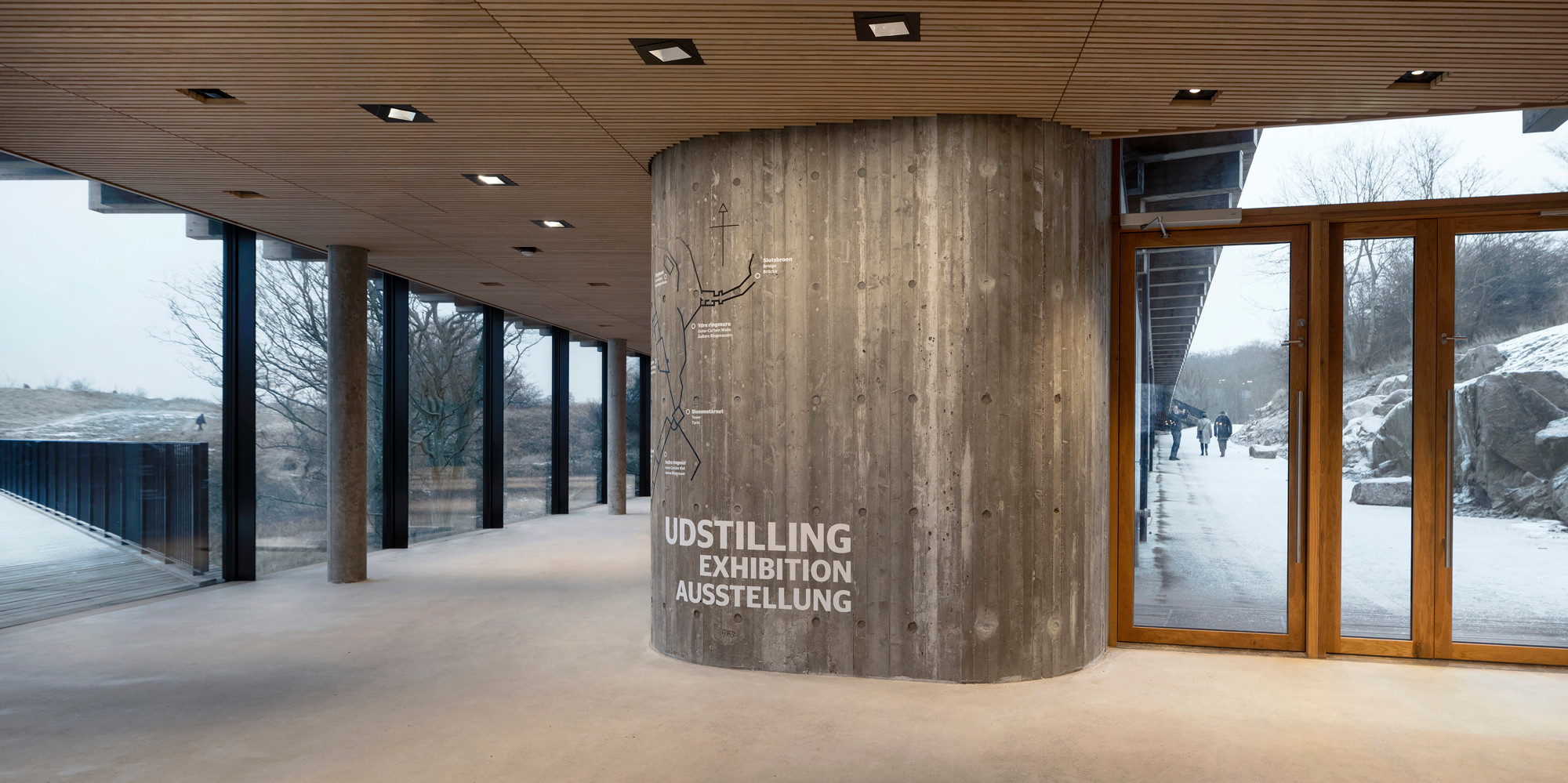 Rechts im Bild der Eingang ins Besucherzentrum, links der Steg, über den es zur Burgruine geht
