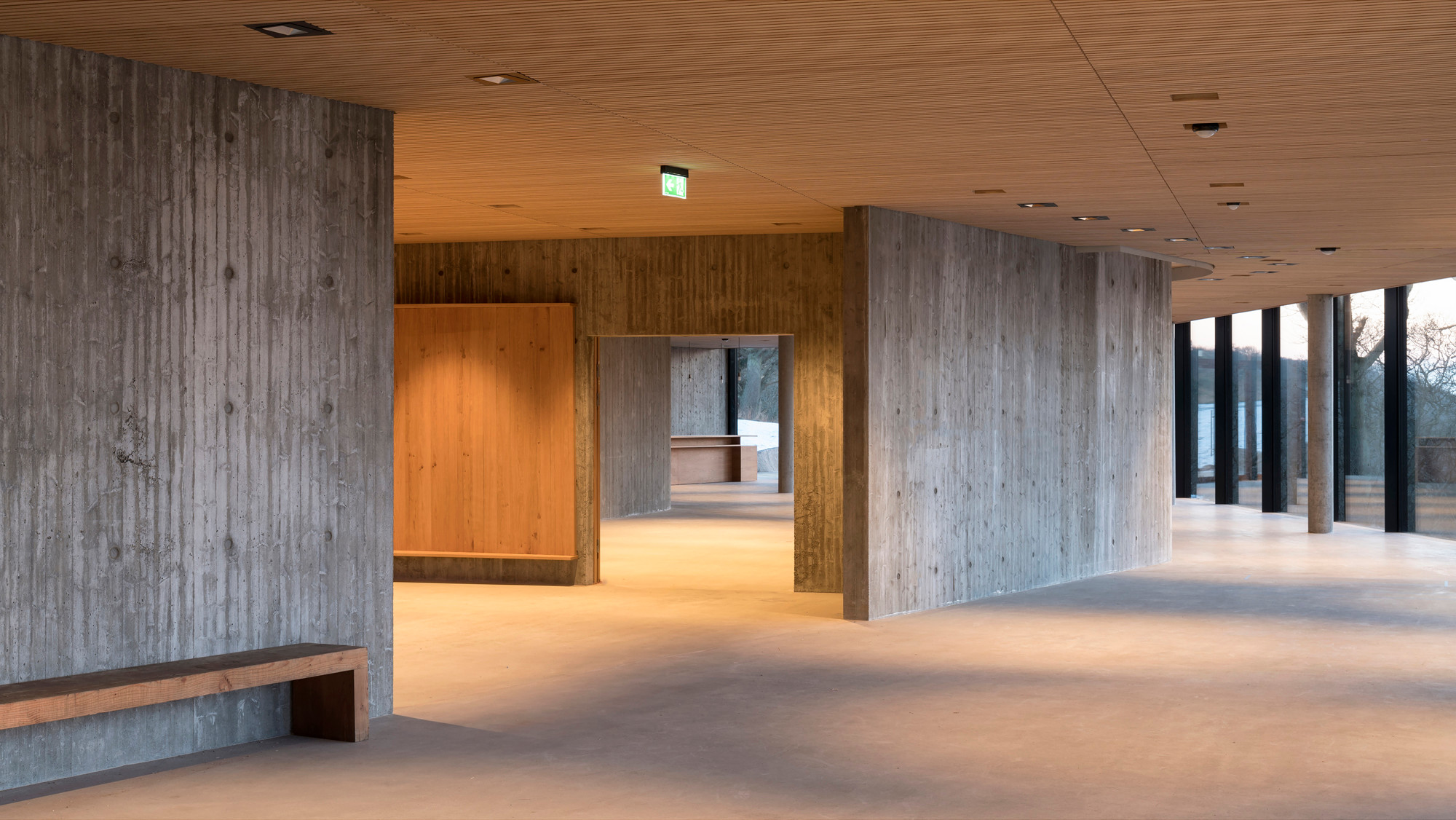 Beton und Holz prägen die Räume
