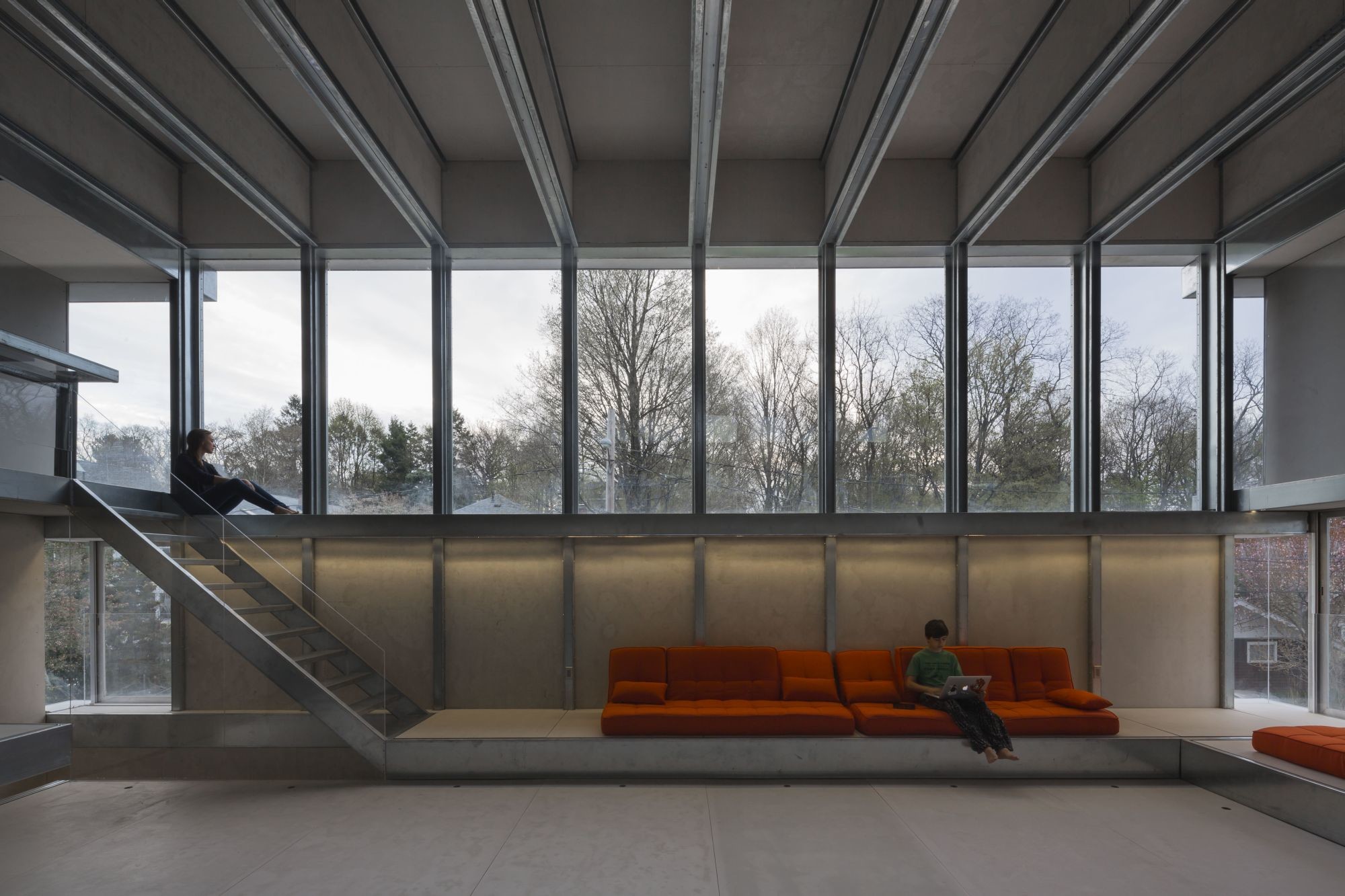 Wohnraum im ersten Obergeschoss: Diese Aussicht durch ein Fensterband ist namensgebend - wie durch das einzige Auge eines Zyklopen schauen die Bewohner in die Umgebung