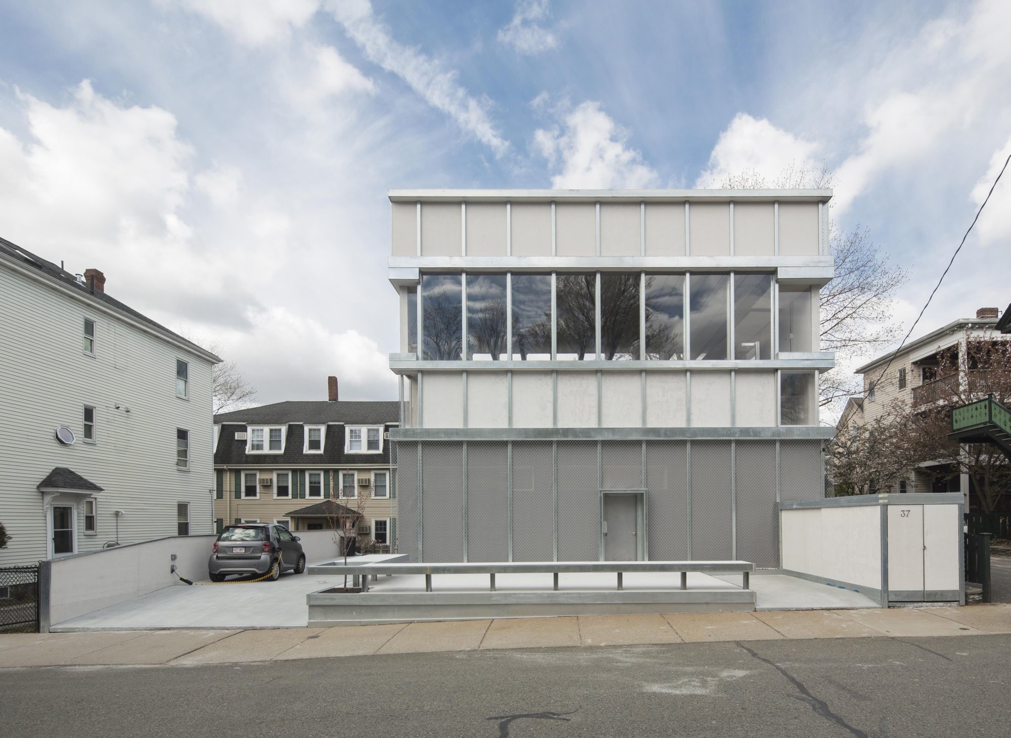 Von den Nachbarn ist der Leichtbau aus Stahl abgerückt; geplant wurde er vom ortsansässigen Architekturbüro Ensamble Studio