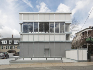 Das Cyclopean House ist auf einer Dreifach-Garage errichtet