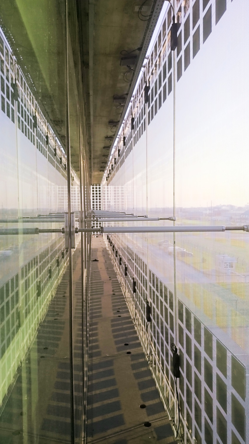 Blick zwischen beide Glasschichten  
