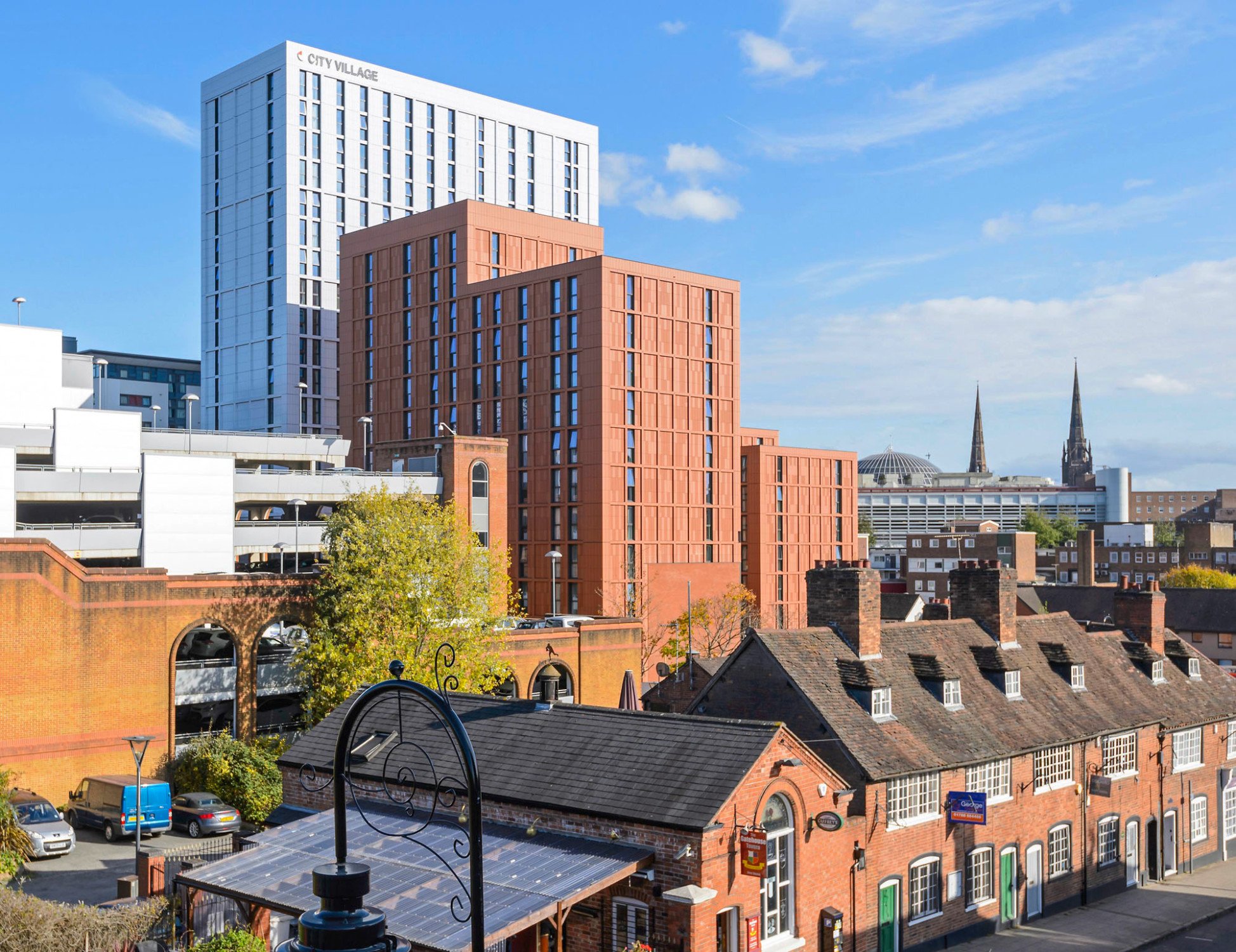 Keramikfassade mit Gittermuster | Fliesen und Platten ...