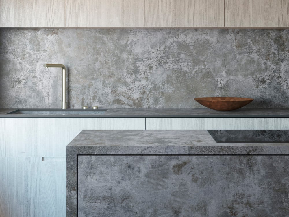 Der neue Werkstoff Dekton besteht aus den Rohstoffen Glas, Keramik und Quarz, die bei einem Druck von 25.000 Tonnen gepresst und abschließend bei 1.200 Grad gebrannt werden