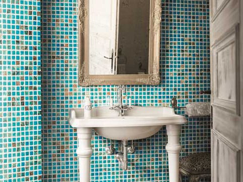 Einen farbenprächtigen Auftritt legt die Mosaikkollektion Color des italienischen Herstellers Arezia hin