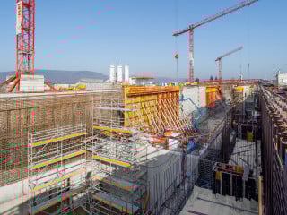 Damit der stetig zunehmende Schiffsverkehr auf der Mosel besser fließen kann, werden zusätzliche Schleusenkammern errichtet. So erhielt die Moselschleuse bei Trier eine zweite Kammer neben der bestehenden