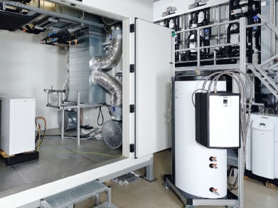 Eine als BINE-Projektinfo veröffentlichte Untersuchung von Wissenschaftlern aus Forschung und Technik zeigt, dass Gebäudeabluft als zusätzliche Wärmequelle den Energieverbrauch von Luft-Wasser-Wärmepumpen senkt