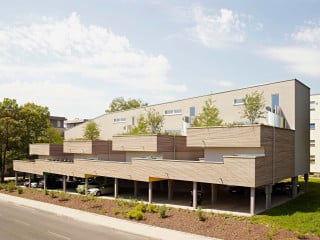 Ostansicht eines Gebäuderiegels nach Plänen der Wiesbadener Christ.Christ Architekten