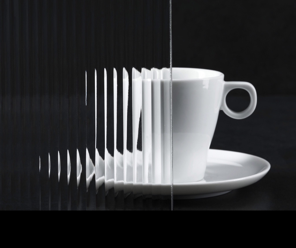 Durch die Verwendung einer sehr reinen Glasschmelze verfügt das neue Ornamentglas SGG Visiosun Diamant  über eine hohe Transparenz und eine hohe Farbneutralität