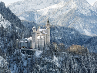 Schloss Neuschwanstein ist eine der bekanntesten Sehenswürdigkeiten Deutschlands. Rund 1,5 Millionen Touristen besuchen jährlich das Kulturdenkmal nahe Füssen