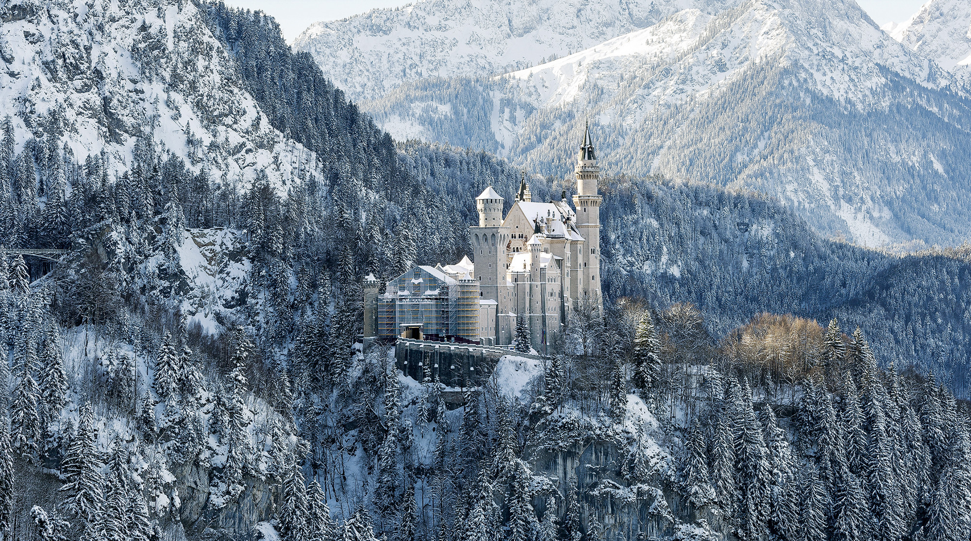 Heute ist die Bayerische Schlösserverwaltung für den Erhalt des Schlosses zuständig. Der Aufwand ist ernorm, da das raue Klima den Kalksteinfassaden und den Dachkonstruktionen stark zusetzt