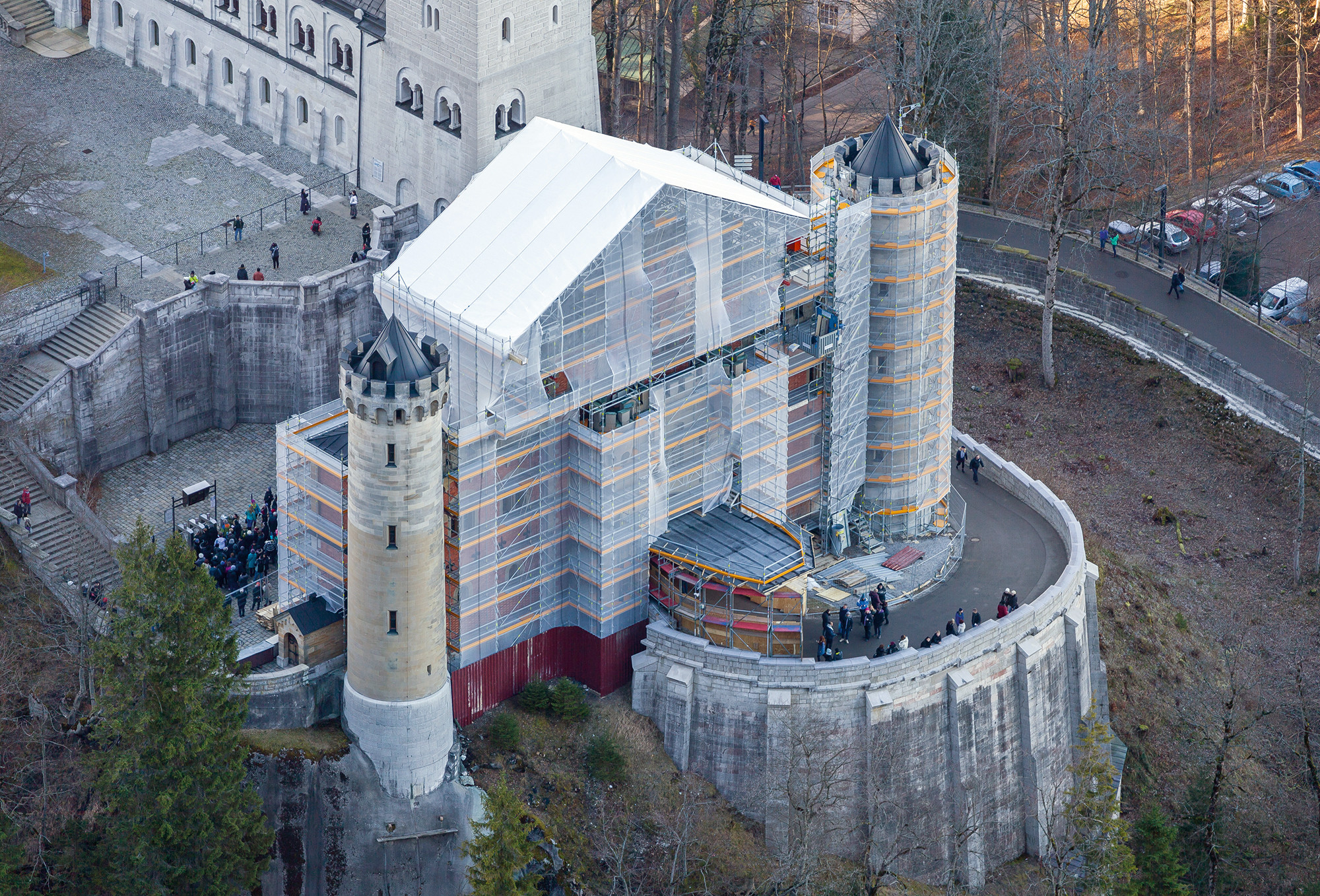 Derzeit ist der Torbau zwecks Sanierung mit dem Modulgerüst Peri Up Flex eingerüstet, ein temporäres Weterschutzdach überspannt den Zugang