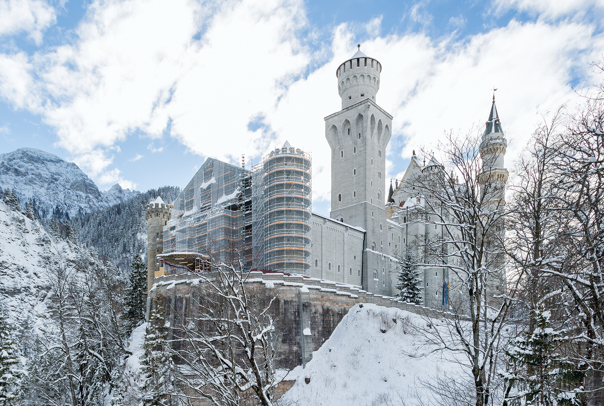 Der Torbau bildet den einzigen Zugang zum Schloss und ist zudem nur über eine schmale, gewundene Straße erreichbar. Daher musste bei laufendem Museumsbetrieb das komplette Gerüst samt Wetterdach auf engstem Raum per Hand errichtet werden