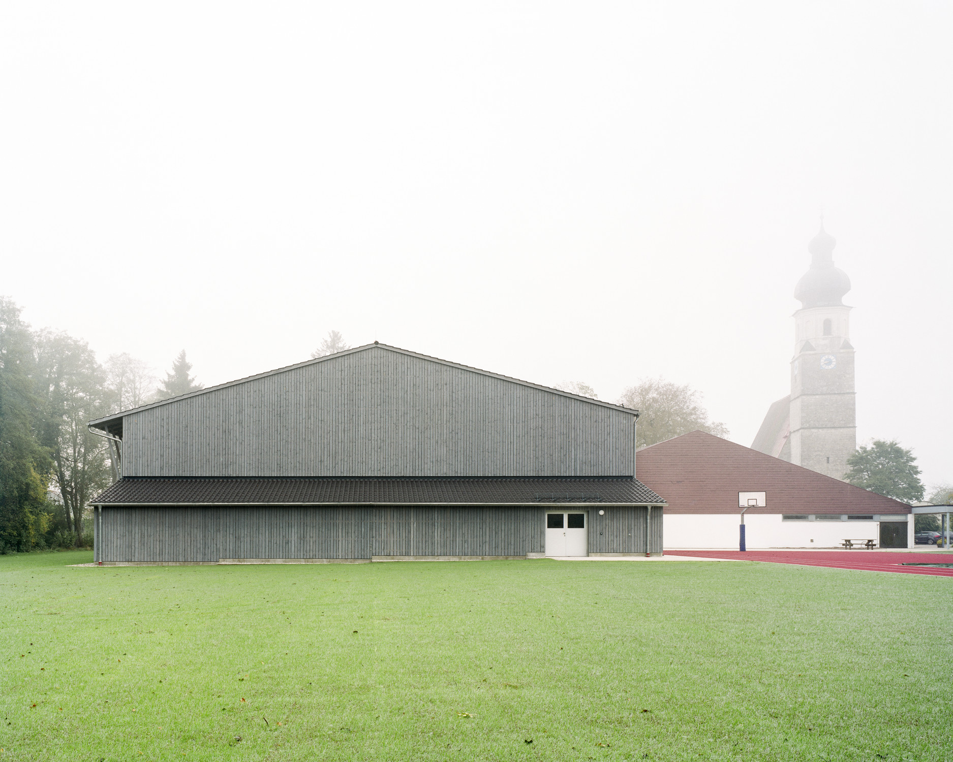 Der Neubau integriert die alte Schulsporthalle, die nun als Mehrzweck- und Gymnastikraum genutzt wird