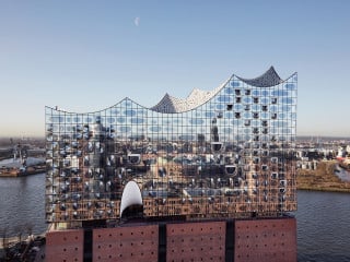 Auf der westlichen Spitze der Elbinsel Grasbrook steht das neue Wahrzeichen der Stadt Hamburg. Nach langer Bauzeit und vielen Querelen wurde die Elbphilharmonie von den Architekten Herzog und de Meuron 2016 fertiggestellt