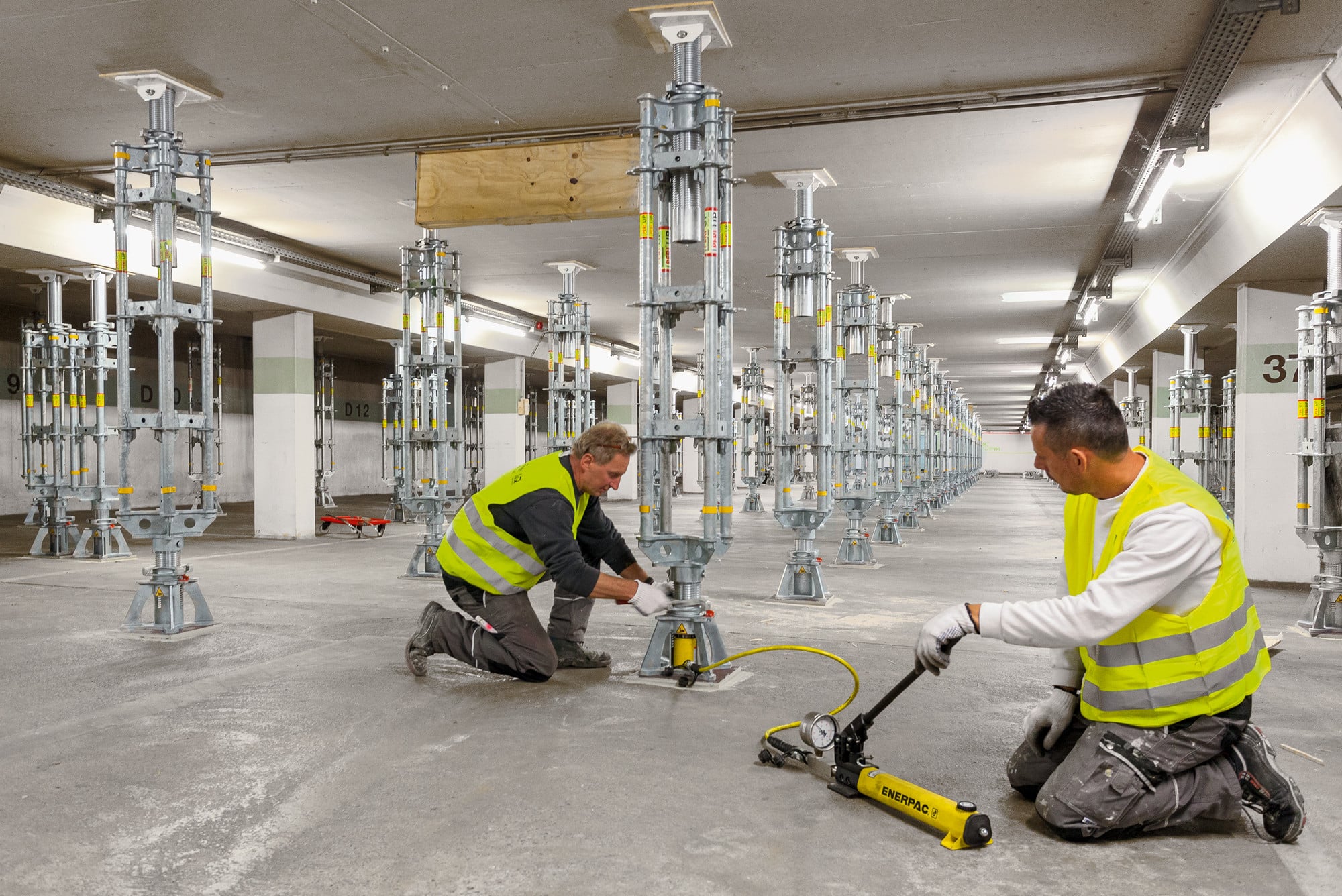 Die Bauteile des Modulgerüstes lassen sich für unterschiedliche Traggerüstlösungen einsetzen, unteranderem für Schwerlaststützen