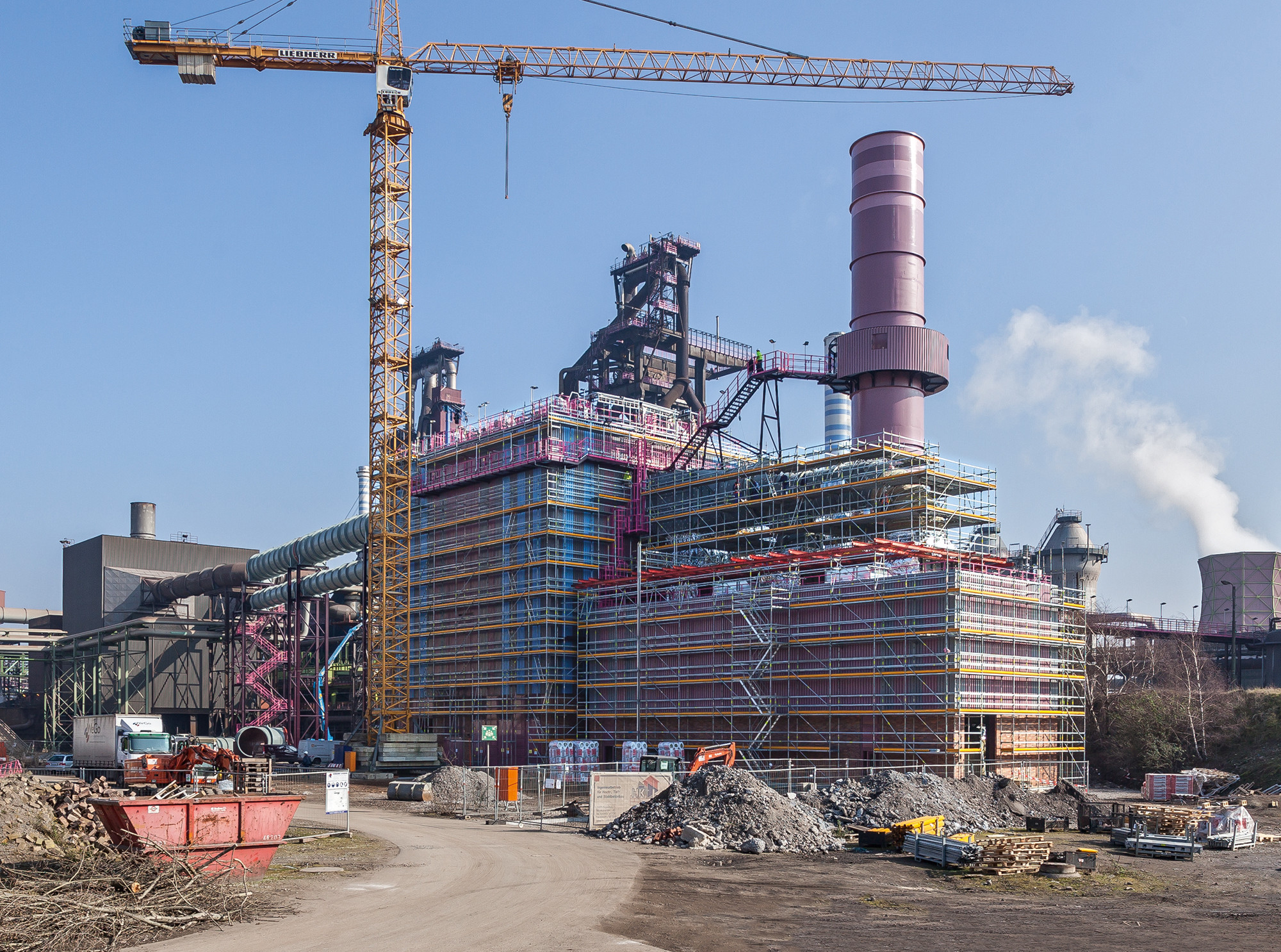 An komplexen Konstruktionen lassen sich mit dem Modulgerüst sichere, durchgängige Arbeitsebenen schaffen