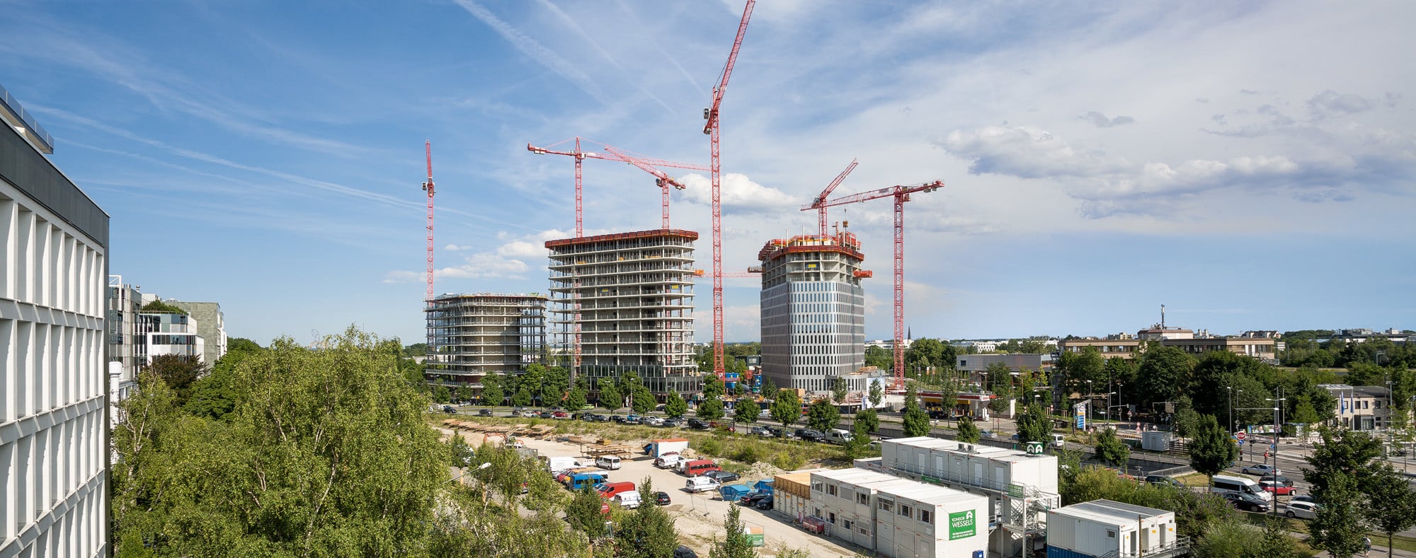 Das Ensemble besteht aus drei Bürotürmen und einem Hotelbau und gehört zum Wohn- und Geschäftsquartier Bogenhausen