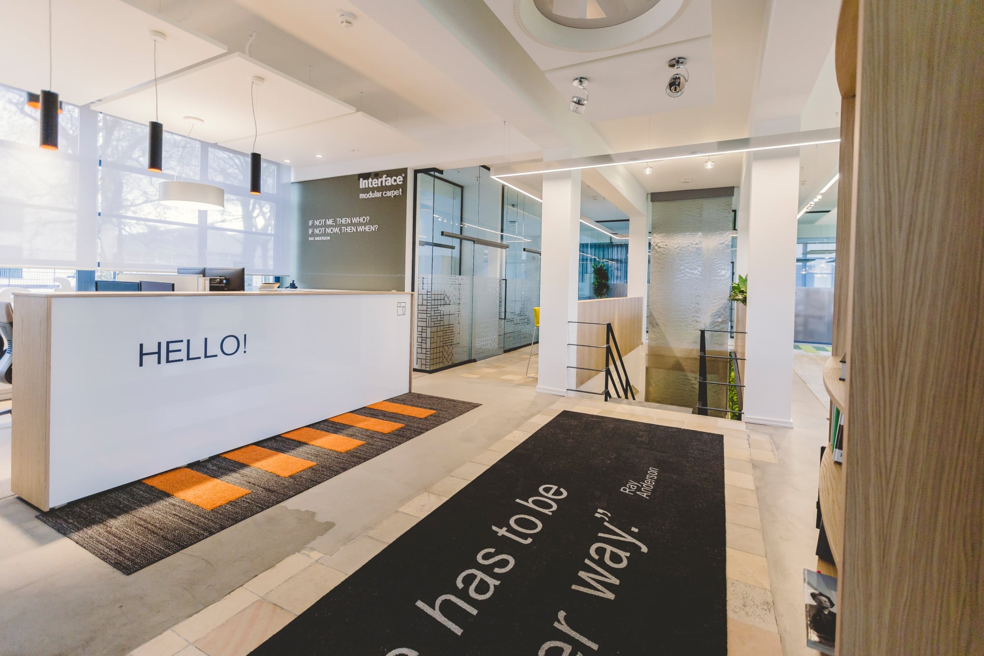 Die Büroetage mit Showroom bietet 312 m² Fläche, das Untergeschoss zusätzliche 170 m². In der Längsachse befindet sich eine neu eingefügte Treppe für die innenliegende Erschließung