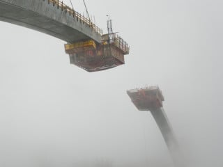 Die von Leonhardt, Andrä und Partner geplante Taminabrücke im Kanton St. Gallen ist die größte Bogenbrücke der Schweiz und verbindet die Ortschaften Pfäfers und Valens