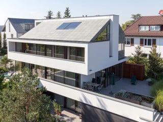 Das zunächst als Flachbau geplante Wohnhaus erhielt schließlich noch ein Dachgeschoss, um den Weitblick besser genießen zu können
