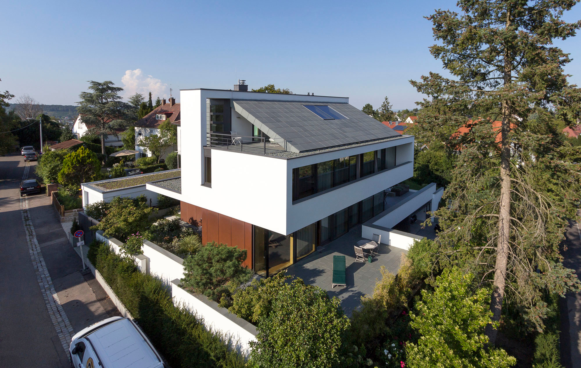 Das Grundstück wird maximal genutzt, die Stadtvilla nach Plänen von Fuchs, Wacker Architekten stellt dennoch genügend Privatsphäre her