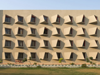 In der zentralindischen Stadt Mathura haben Sanjay Puri Architekten ein Studentenwohnheim für den Campus der GLA University geplant. Charakteristische Erkerfenster in Keilform prägen den Entwurf