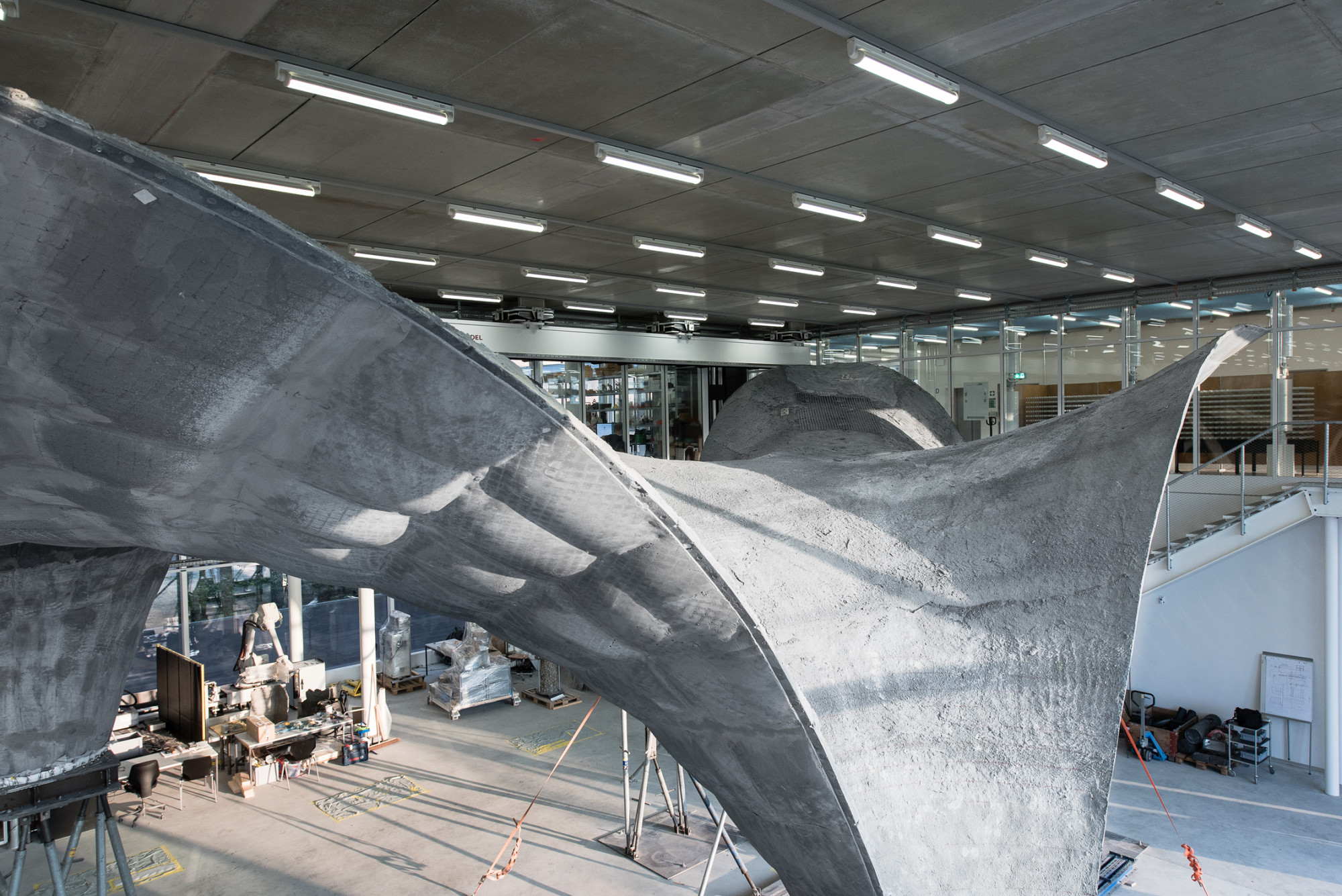 Das Pilotprojekt zeigt, welche Stabilität sich mit ultradünnen Bauteilen erreichen lässt, wenn die Geometrie eine optimale Ableitung der Kräfte ermöglicht.
