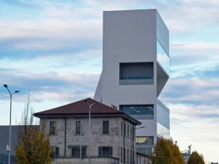 Mit dem zehngeschossigen Torre - Fondazione Prada haben OMA in Mailand die Konversion des ehemaligen Industriestandorts zum Stiftungssitz abgeschlossen