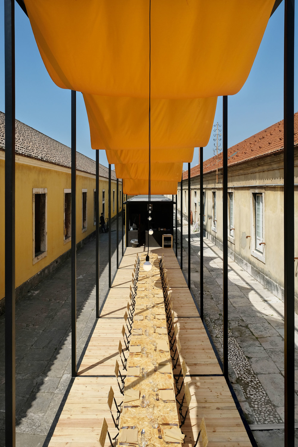 Der Pavillon mit integriertem Café diente den Messebesuchern als Treffpunkt und Ort zum Pausieren