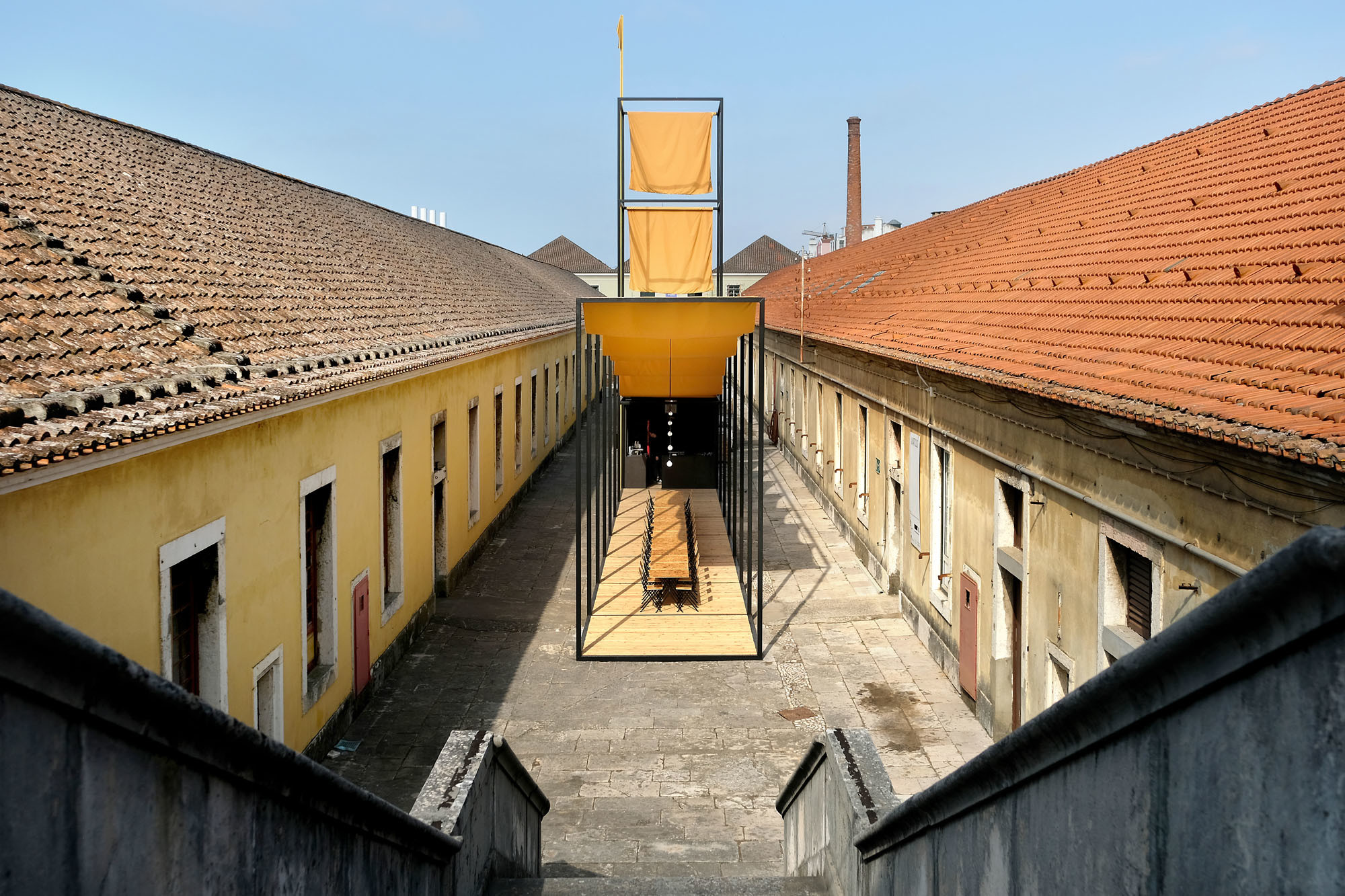 Die Form der offenen Stahlstruktur orientierte sich an der strengen Symmetrie der barocken Bestandsarchitektur