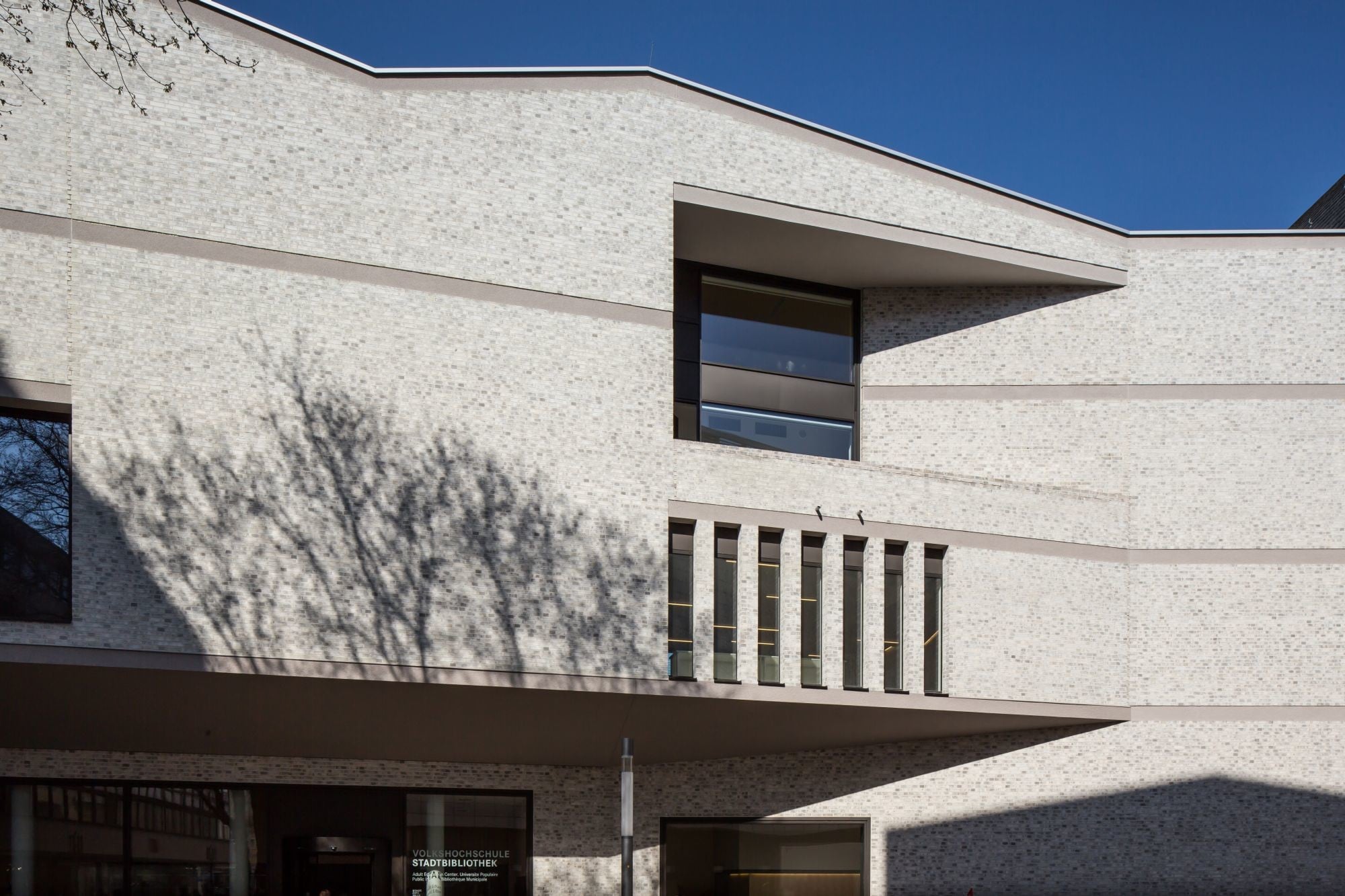 Für das Verblendmauerwerk kamen Wasserstrichziegel zum Einsatz, deren Farbspektrum von Hellgrau über Beige bis zu Dunkelgrau reicht