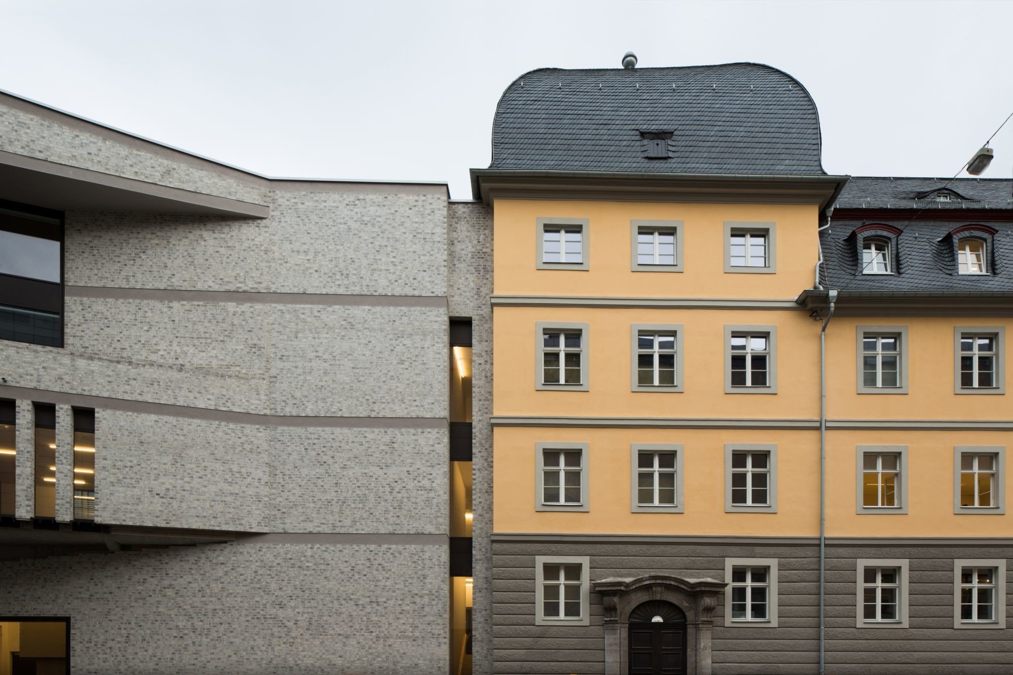 Anschluss vom Neubau zur denkamlgeschützten Fassade des Alten Stadthauses, das Stadtbibliothek und Volkshochschule räumlich vereint