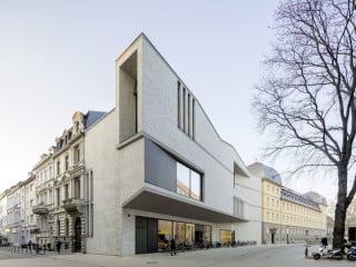 Das neue Entreegebäude zum Haus der Bildung nach Plänen von kleyer.koblitz.letzel.freivogel bildet eine markante Adresse im Stadtraum 