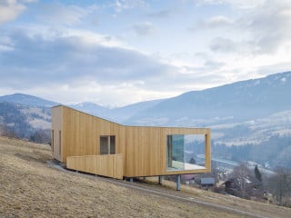 Das rund 70 Quadratmeter große Kuhwiesenhanghaus in Kärnten haben die Münchner Architekten vom Büro Morpho-Logic entworfen