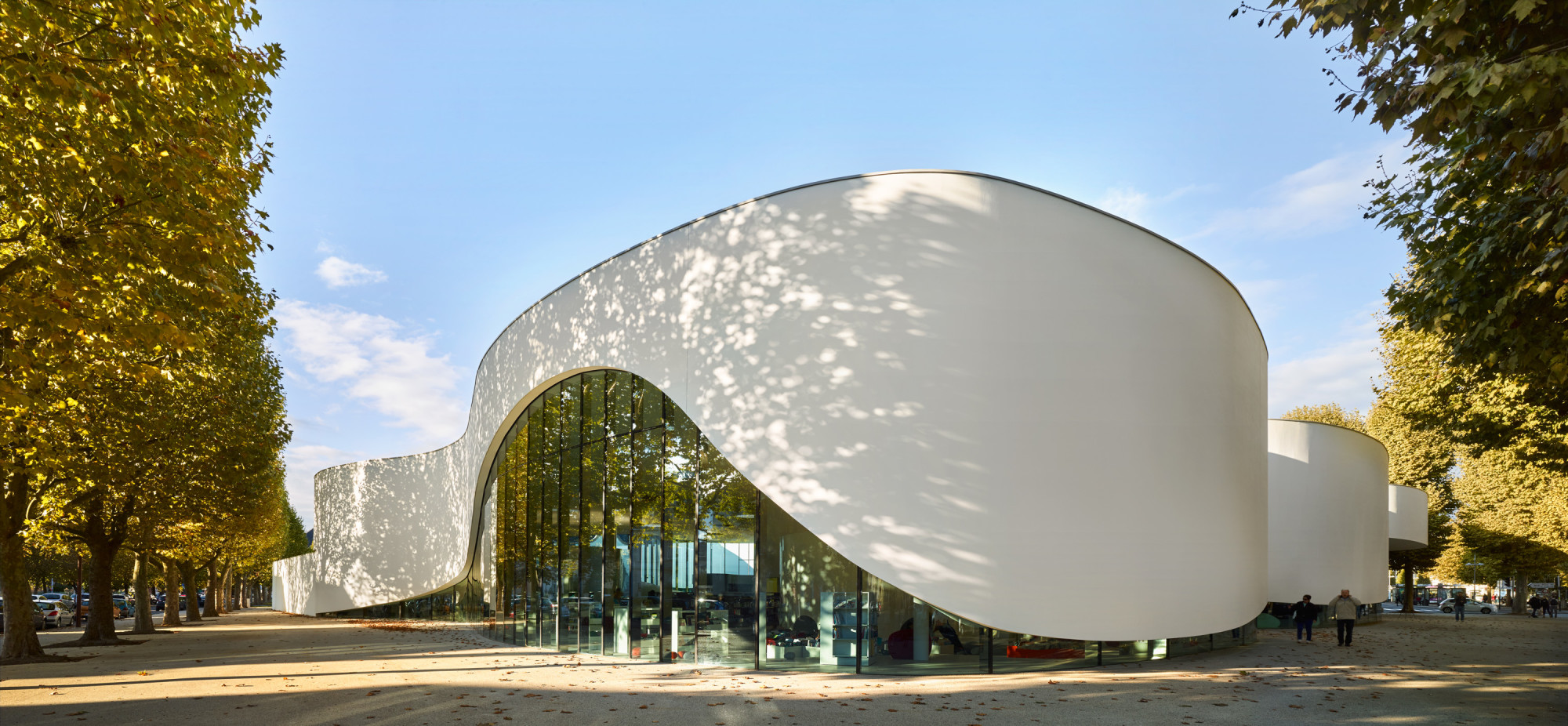 Die Mediathek wurden auf einem zentralen Platz errichtet, der an drei Seiten von Starßen gesäumt ist. Hier zeigt sich die Fassade besonders dynamisch