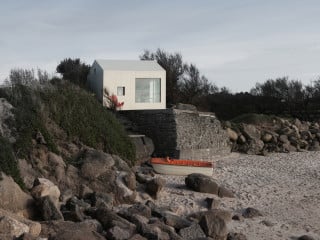 Das Pariser Büro Freaks Architecture wandelte diese ehemalige Fischerhütte in ein Sommerhaus um