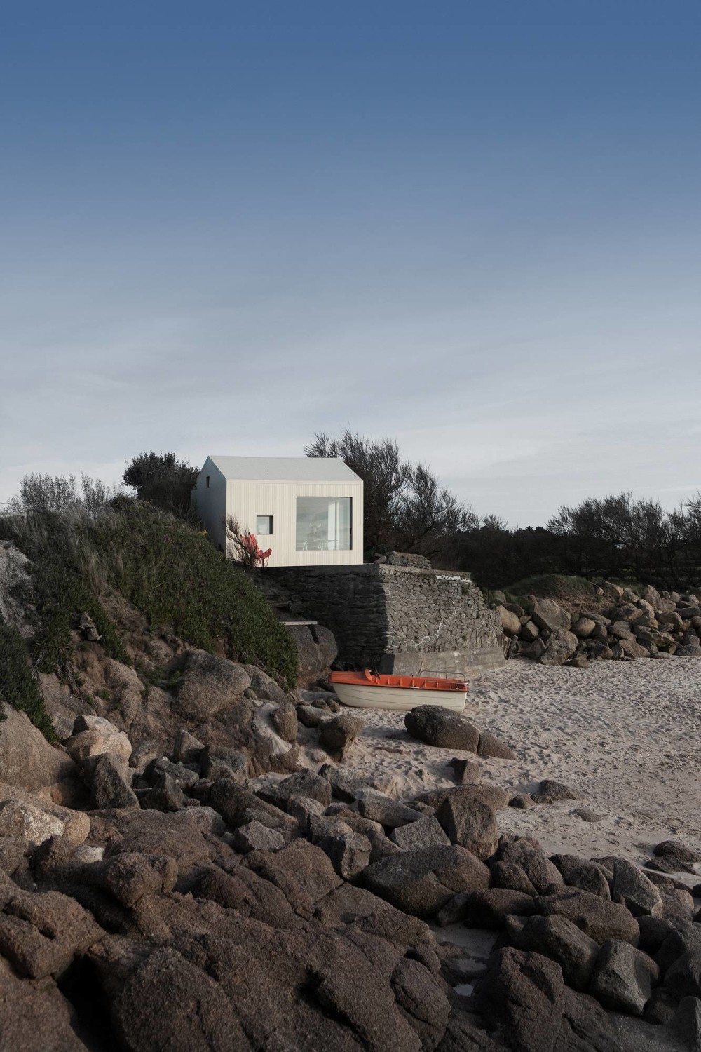 mitte jahrhundert moderne terrassenüberdachung markisen das pariser büro freaks architecture wandelte diese ehemalige fischerhütte in ein sommerhaus um viking fermanville geneigtes dach wohnen mitte jahrhundert moderne terrassenüberdachung markisen das pariser büro freaks architecture wandelte diese ehemalige fischerhütte in ein sommerhaus um viking fermanville geneigtes dach wohnen