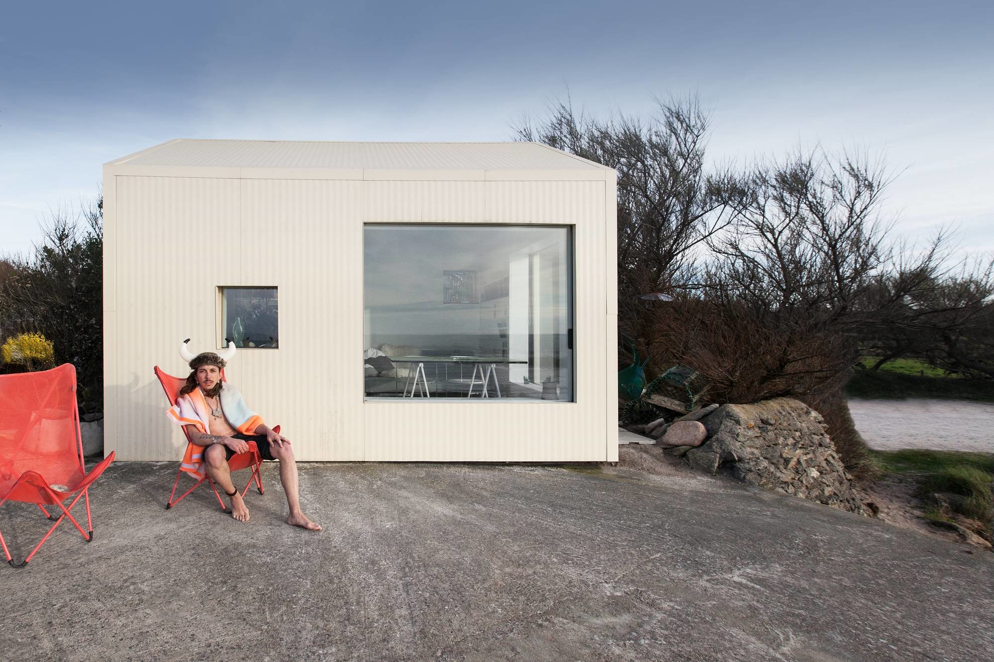 Größe und Form durften nicht verändert werden; die Planer fügten zwei große Fenster ein und umhüllten das Betonhaus mit Sandwichelementen aus Metall