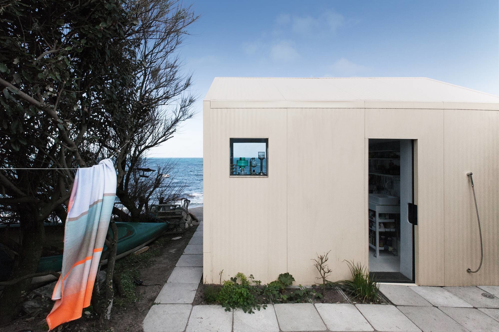 mitte jahrhundert moderne terrassenüberdachung pergola auf zwölf quadratmetern ist platz zum wohnen für zwei sommerhaus viking in fermanville geneigtes dach mitte jahrhundert moderne terrassenüberdachung pergola auf zwölf quadratmetern ist platz zum wohnen für zwei sommerhaus viking in fermanville geneigtes dach
