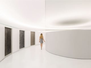 In dem radikal minimierten Interieur des Atelier Petra in Valencia werden Erzeugnisse aus Naturstein wirkungsvoll inszeniert.