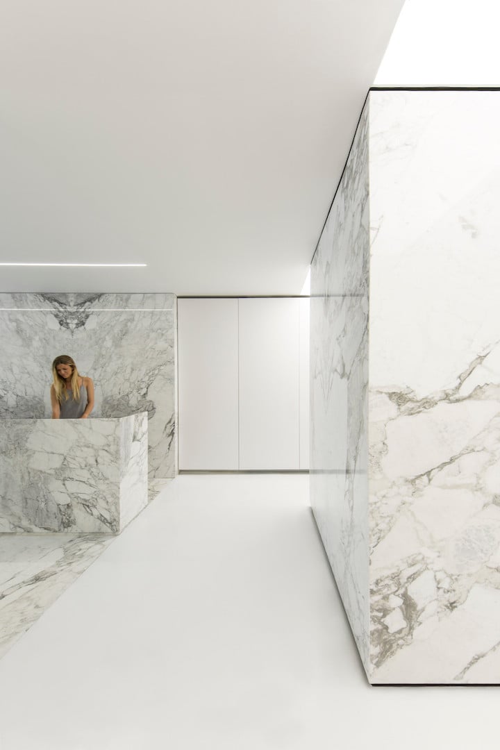 Erschlossen wird das von Fran Silvestre Arquitectos gestaltete Atelier über einen Empfang, dessen Möbel und Wände ganz mit lebhaft gezeichnetem Marmor verkleidet sind.