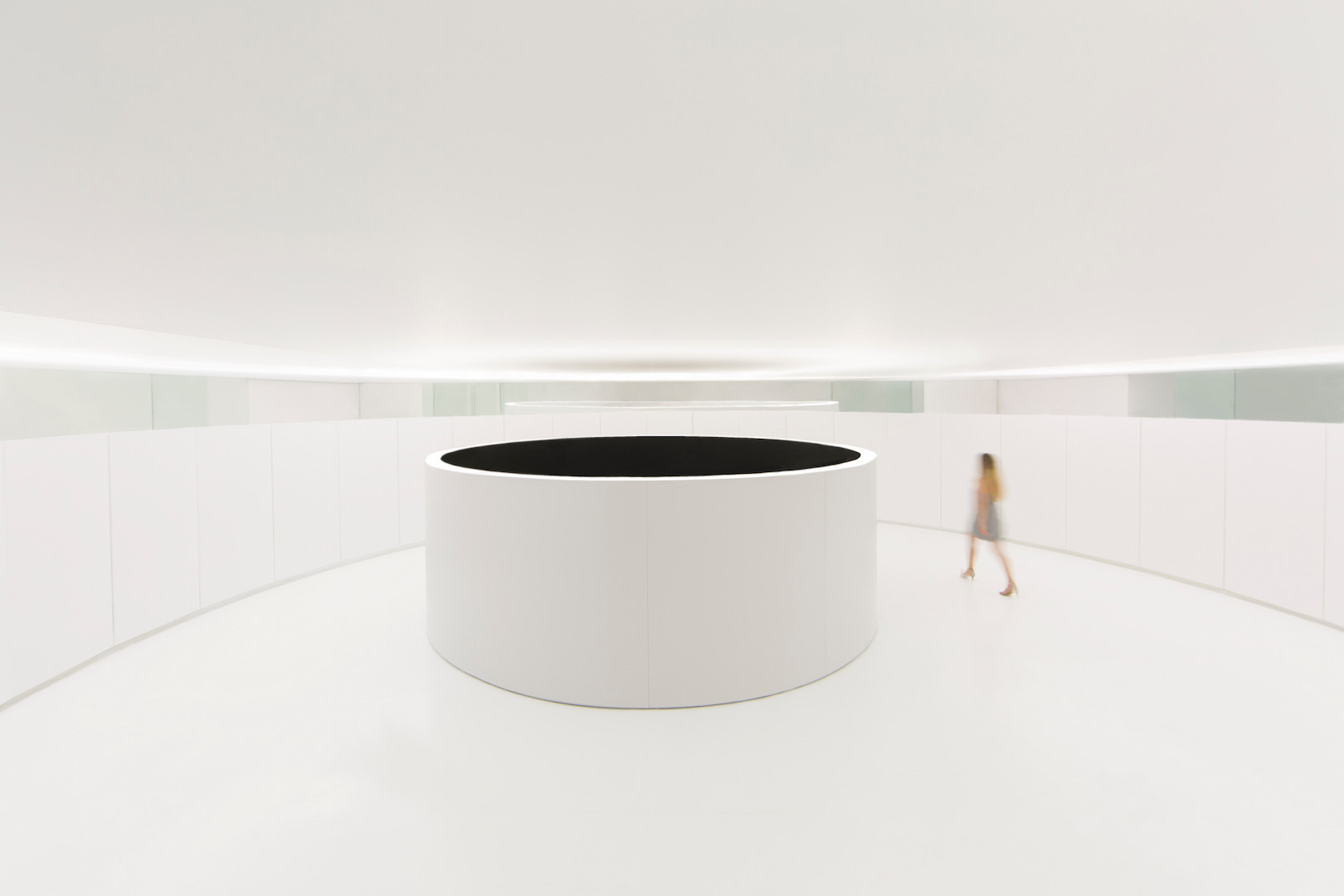 Weiße Rotunden statt White Cube: Ein Präsentationsraum und eine Besprechungseinheit bilden zwei kreisrunde, konzentrisch ineinander gestellte Paravents.