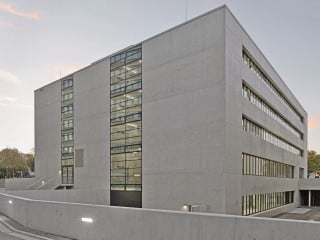 Der Neubau von Berger Röcker Architekten für die Architekturfakultät der Hochschule für Technik (HfT) in Stuttgart ist vollständig in kerngedämmtem Sichtbeton ausgeführt.