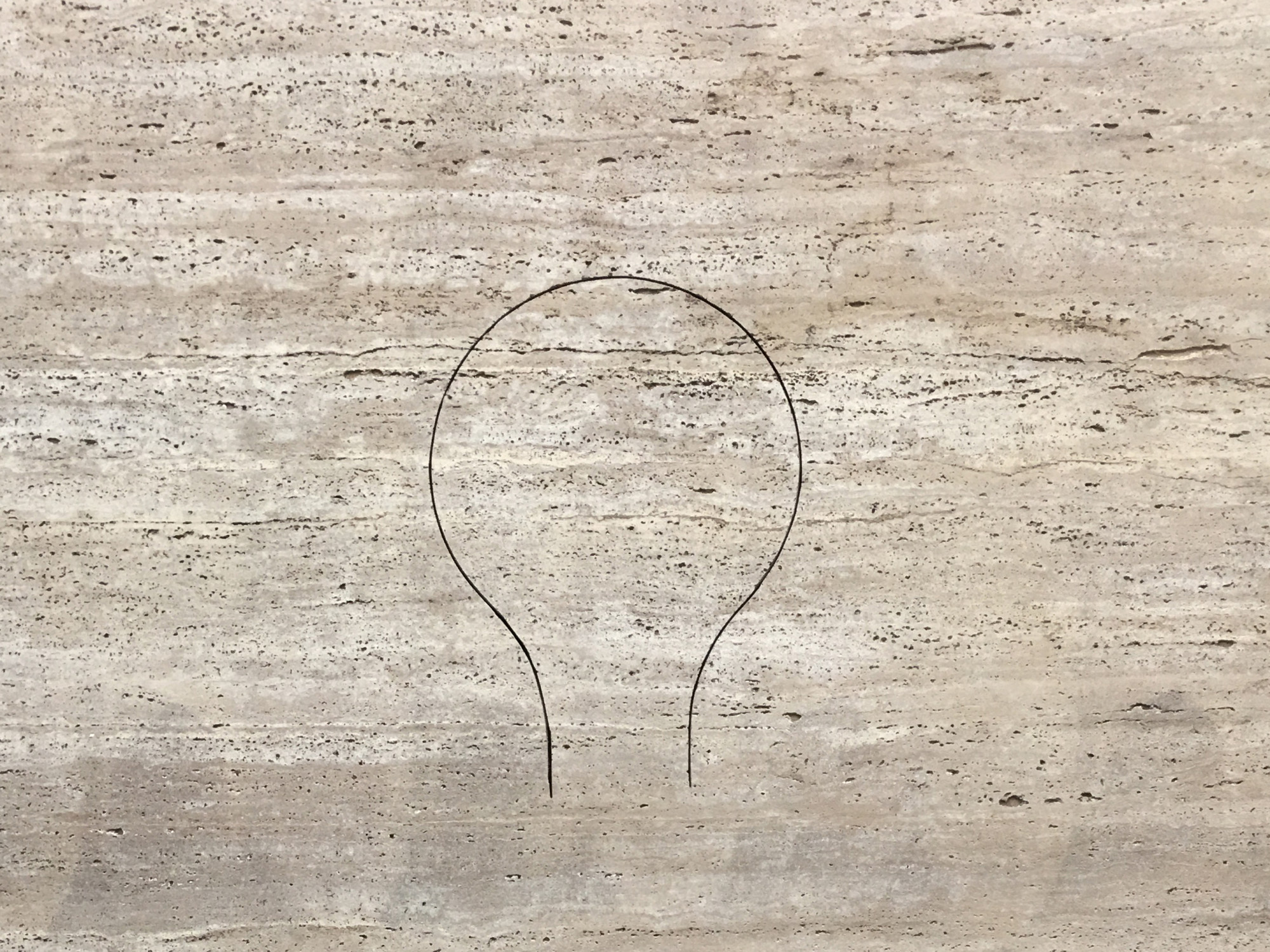 Die Oberfläche des Modells Kinemarble sieht aus wie Naturstein, in den die Kontur einer Glühbirne eingeschnitten ist
